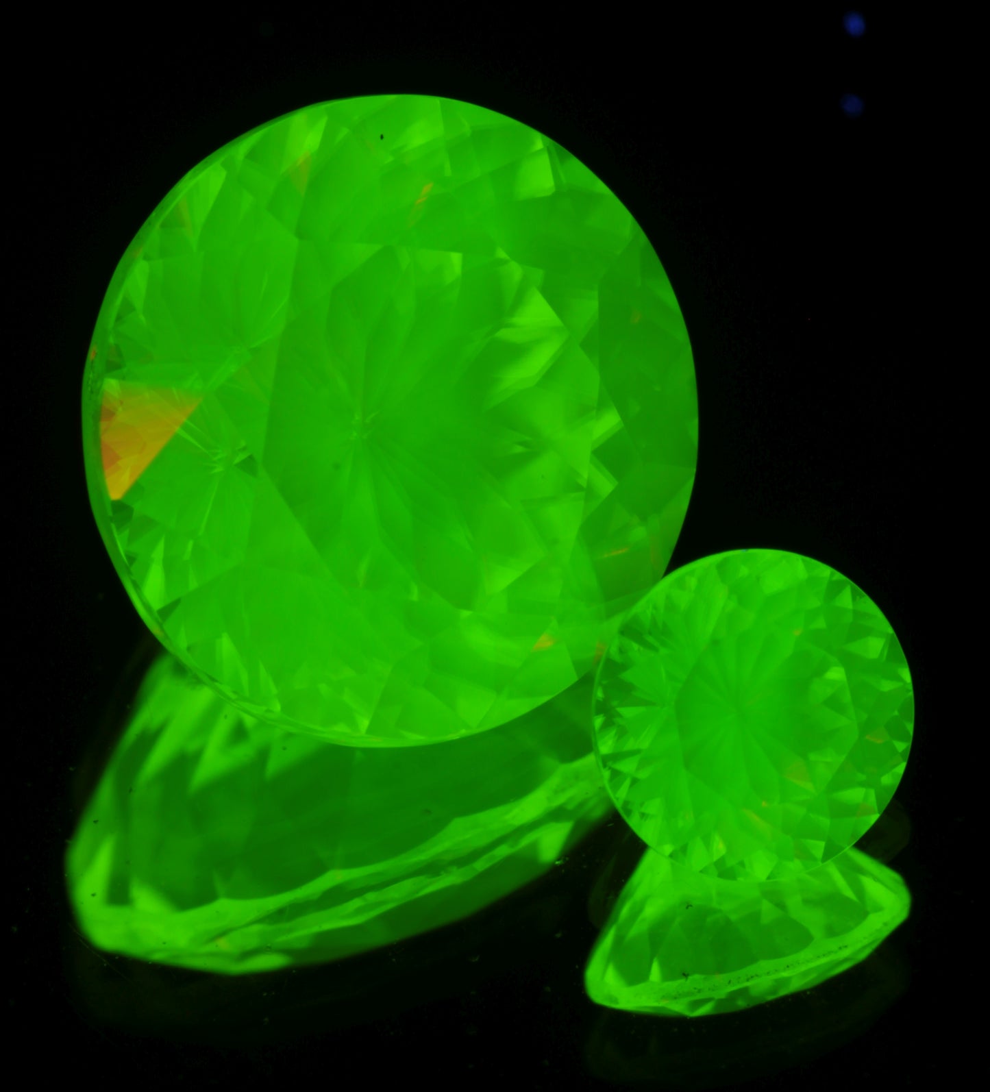 Color Change Er Lithium Niobate Laser Crystal with Green Fluorescence