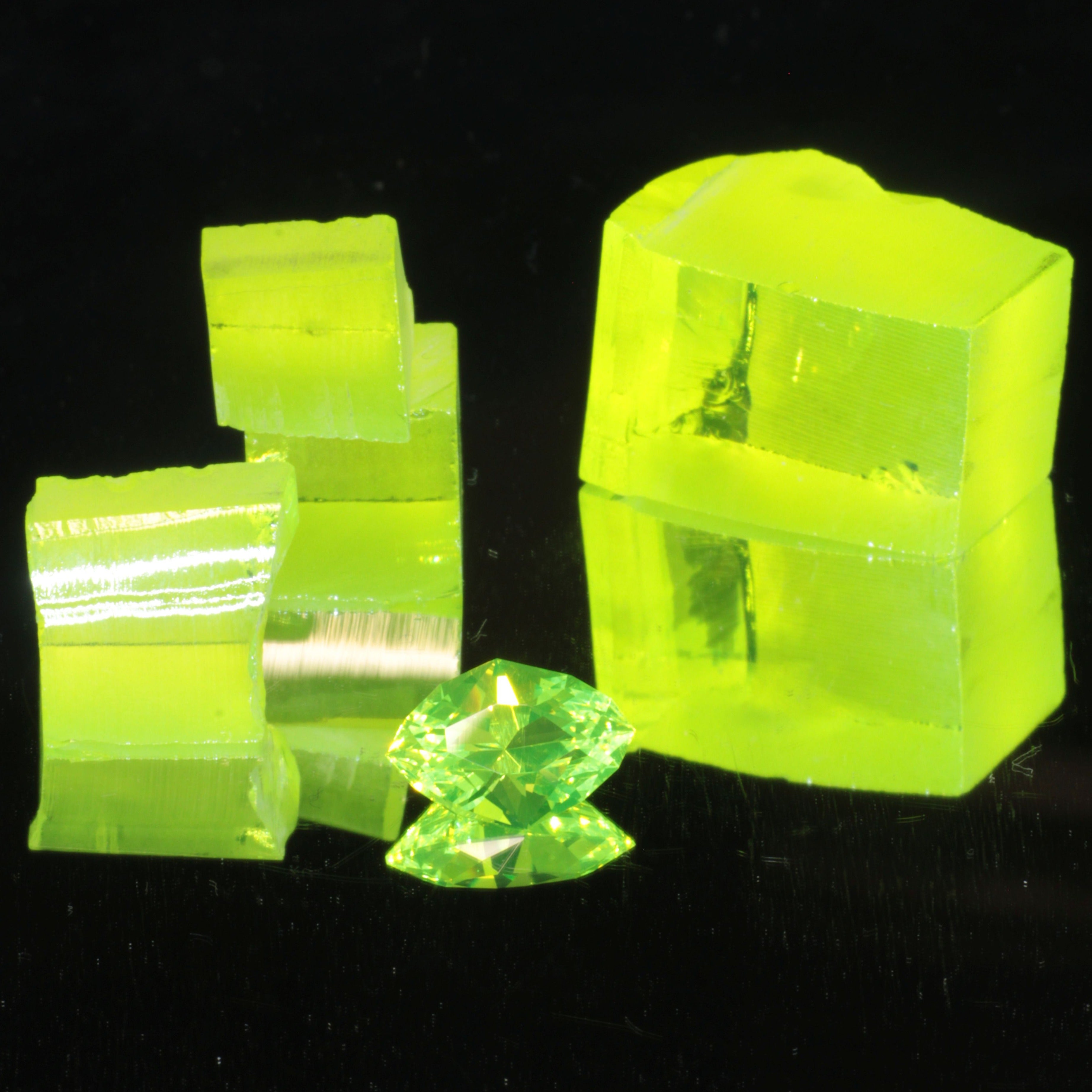 LuAG Lumogarnet Facet Rough Neon Green â Turtle's Hoard